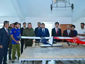 İHA yarışmalarında görev alacak pilotların eğitim gördüğü merkeze Vali Yılmaz’dan ziyaret
