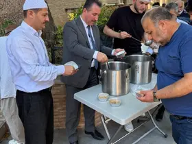 İl Müftüsü Dilek kazan başına geçerek aşure dağıttı
