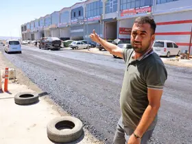 İlçe belediyesinin sorumluluğundaki yollar esnafın mağduriyeti üzerine Kahramanmaraş Büyükşehir Belediyesi tarafından yapılıyor
