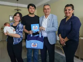 İlkadım’da doğan 555’inci bebeğin ilk hediyesi Başkan Kurnaz’dan
