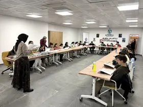 İlkokul öğrencileri elektronik atıklardan tablo yaptı
