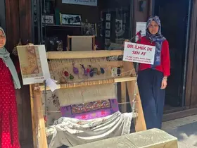 İlmek ilmek kültür mirası: Bandırmalı kadınlar halı dokuma sanatını yaşatıyor
