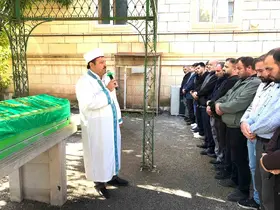 İmam, ağabeyinin cenaze namazını kıldırdı
