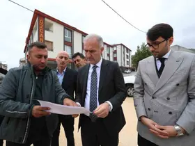 İnegöl’de 27 sokakta sathi kaplama çalışması başladı
