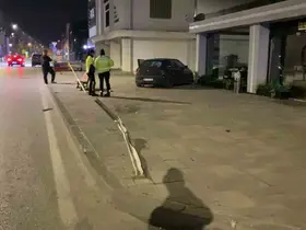 İnegöl’de kontrolden çıkan araç kaldırıma çıktı

