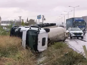 İnegöl’de tuz yüklü tır devrildi
