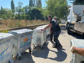 İnönü Belediyesi okullardaki çöp konteynerlerini yeniledi
