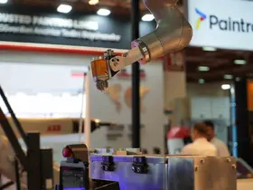 İnsanı algılayan robotik kollar endüstriyel boyama yapıyor
