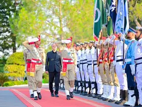 İran Cumhurbaşkanı Pezeşkiyan, Pakistan Başbakanı Şerif ile görüştü

