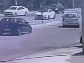 Işıkta aniden şerit değiştiren araca, otomobil çarptı
