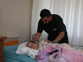 İşini bıraktı, 3 yıldır hayatını yatağa bağımlı annesine adadı
