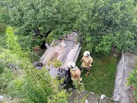 İskenderun’da bahçeye uçan otomobildeki 2 kişi yaralandı
