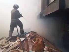 İskenderun’da inşaat alanında çöp yangını çıktı
