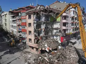 Isparta’da 53 yıllık Çarşı Polis Karakolu binası riskli yapı olduğu için yıkıldı
