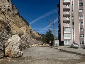 Isparta’da kayaların tehdit ettiği mahallenin geleceği masaya yatırıldı
