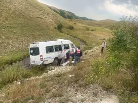 İspir’de yolcu minibüsü şarampole devrildi: 3 yaralı
