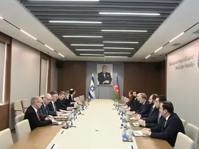 İsrail Dışişleri Bakanı Saar, Azerbaycan Dışişleri Bakanı Bayramov ile bir araya geldi
