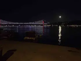 İstanbul Boğazı’nda yakamoz manzarası
