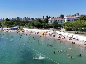 İstanbul’da sıcak hava sahillere akın ettirdi: Caddebostan’da deniz keyfi dronla görüntülendi
