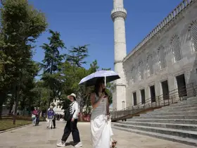 İstanbul’da sıcak hava ve nem bunalttı: Kireçburnu Sahili Antalya plajlarını aratmadı
