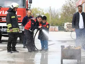 İtfaiye ekiplerinden özel bireylere yangın eğitimi
