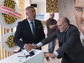 İYİ Parti kongresinde gergin anlar, kürsüyü bile devirdiler
