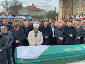 İYİ Partili Turhan Çömez annesini son yolculuğuna uğurladı
