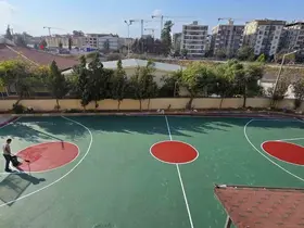İZAKUT İzmir gönüllüleri Defne’de iki spor sahası yaptı
