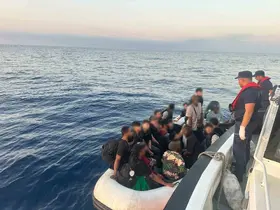 İzmir açıklarında 44 düzensiz göçmen yakalandı
