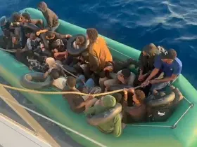 İzmir açıklarında sürüklenen bottaki 30 düzensiz göçmen kurtarıldı
