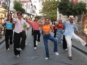 İzmir Aşkına Derneği’nden Çeşme Festivali’nde sürpriz gösteri
