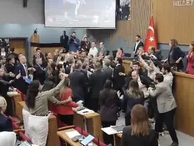 İzmir Büyükşehir Belediyesi Meclis Toplantısında arbede
