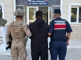 İzmir jandarması, firarileri arazide yakaladı
