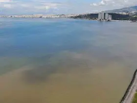İzmir Körfezi’nde sağanak yağış sonrası renk değişimi
