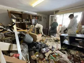 İzmir’de çöplüğe dönen evden 10 ton atık çıkartıldı
