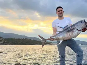 İzmir’de inanılmaz av: Kıyıdan dev orkinos yakaladılar, o anlar kamerada
