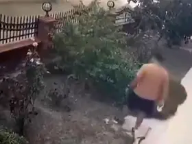 İzmir’de köpeğini gezdiren şahsın yavrulu kediye tekmeli saldırısı kamerada
