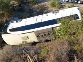 İzmir’de otobüs ve otomobil şarampole devrildi: 2 ölü, 1 yaralı
