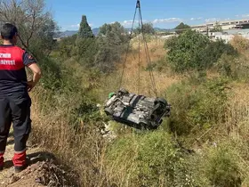 İzmir’de otomobil akarsu havzasına uçtu: 1 ölü, 2 yaralı
