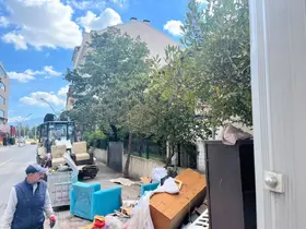 İzmit’te kaldırımdaki çöp yığını temizlendi
