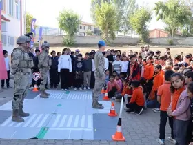 Jandarma, 300 öğrenciye güvenlik eğitimi verdi
