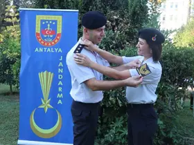 Jandarma çiftin evlilik yıldönümünde rütbe terfi gururu
