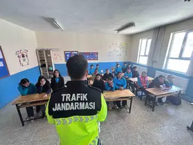 Jandarma öğrencilere trafik eğitimi verdi
