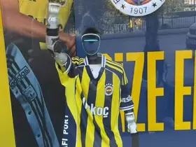 Kadıköy’de Fenerbahçe forması giyen robot ilgi odağı oldu
