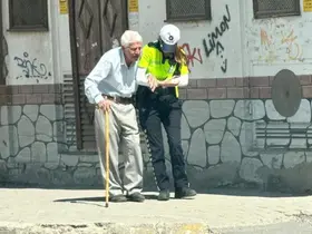 Kadın trafik polisi yaşlı vatandaşın yardımına koştu
