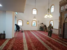 Kadınlardan imece usulü cami temizliği
