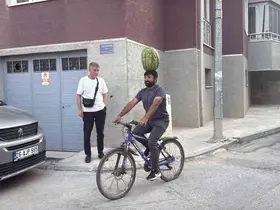 Kafasında 40 kiloluk karpuz varken bisiklet sürüyor, halay çekiyor, koşuya katılıyor
