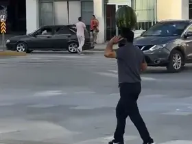 Kafasında karpuzu taşırken bir yandan da telefonla konuştu: İlginç anlar kamerada
