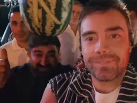 Kafasındaki karpuzla Murat Dalkılıç’la fotoğraf çektirdi
