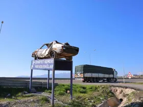Kahramanmaraş’ta kaza yapmış araçlarla trafik farkındalığı oluşturuluyor
